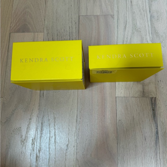 Kendra Scott Magnetic Empty Yellow Gift Box’s and pouch - Picture 2 of 7